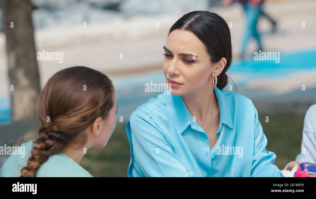WIE DIE KRÄHE FLIEGT, (auch bekannt als KUS UCUSU), Birce Akalay (rechts), (Staffel 3, ep. 304, ausgestrahlt am 11. April 2024). Foto: ©Netflix / Courtesy Everett Collection Stockfoto