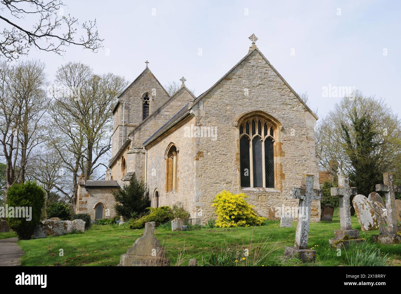 St Michaels & All Angels Church, Ashton, Northamptonshire, hat eines der wenigen Satteldächer in der Grafschaft. Stockfoto