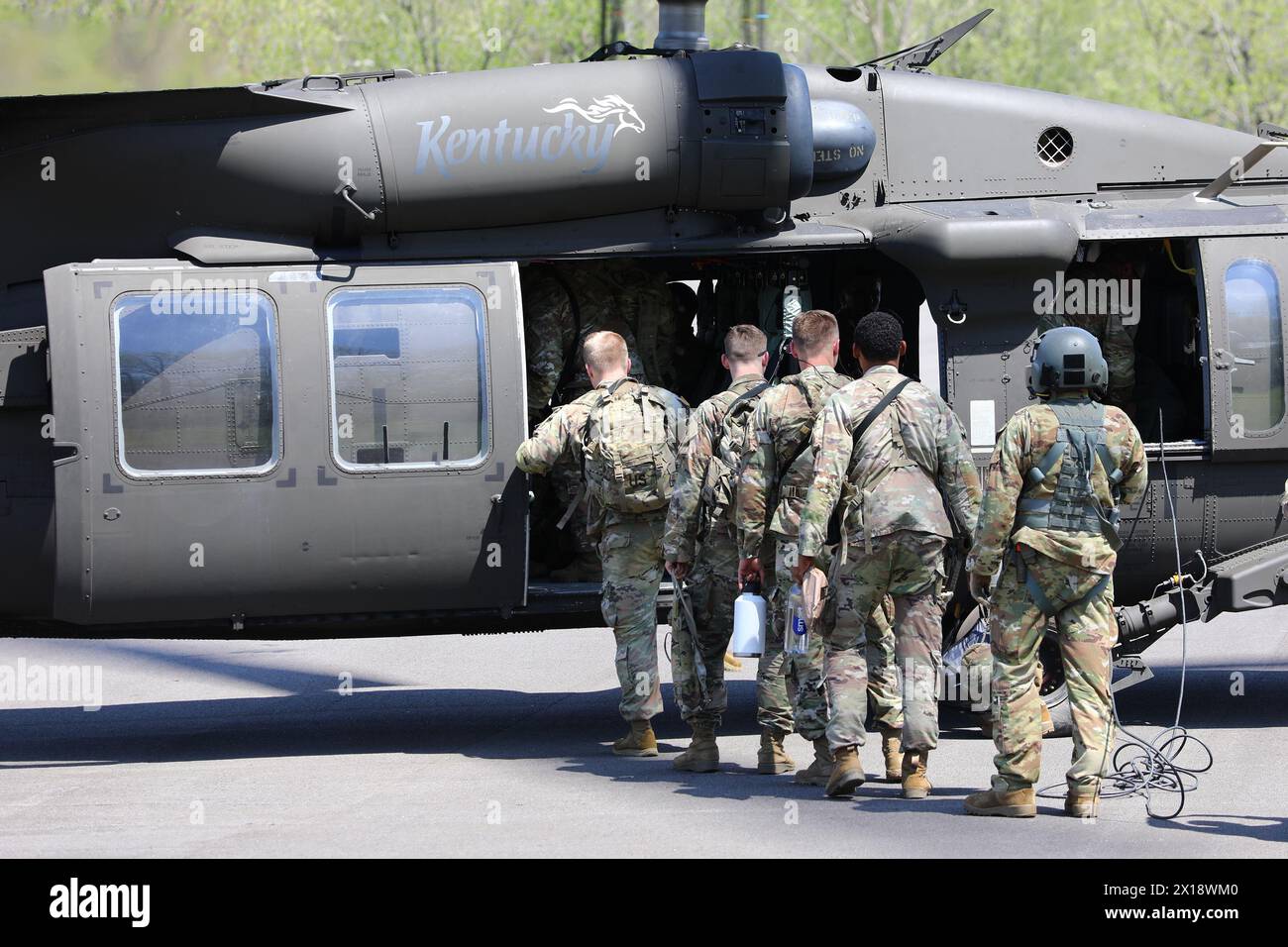 Soldaten steigen an Bord eines UH-60 Blackhawk im Wendell H. Ford Regional Training Center in Greenville, Kentucky, für einen Flug zu weiteren Veranstaltungen des Region III Best Warrior Competition 2024 am 15. April 2024. Soldaten traten an verschiedenen Veranstaltungen im Harold L. Disney Training Center auf der anderen Seite des Bundesstaates in Artemis, Kentucky, an. (Foto der Nationalgarde der US-Armee von 1. Sgt. Scott Raymond) Stockfoto