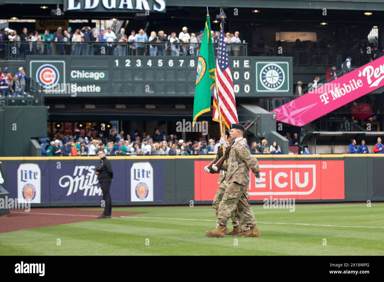 Offiziersanwärter der Pacific Lutheran University tragen die Bataillonfarben auf das Feld während des Spiels „Salute to Armed Forces“ der Seattle Mariners im T-Mobile Park in Seattle, Washington, am 13. April 2024. Diese Veranstaltung stärkt die Beziehungen der Gemeinde zum Militär und feiert frühere, gegenwärtige und zukünftige Mitglieder des Militärs. (Foto der US-Armee von Nathan Arellano Tlaczani) Stockfoto