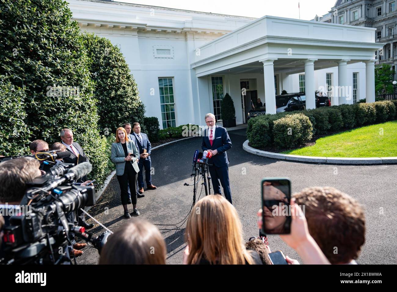 Am 15. April kam der tschechische Premierminister Petr Fiala zum Weißen Haus, um sich mit Präsident Joe Biden im Oval Office zu treffen. Stockfoto