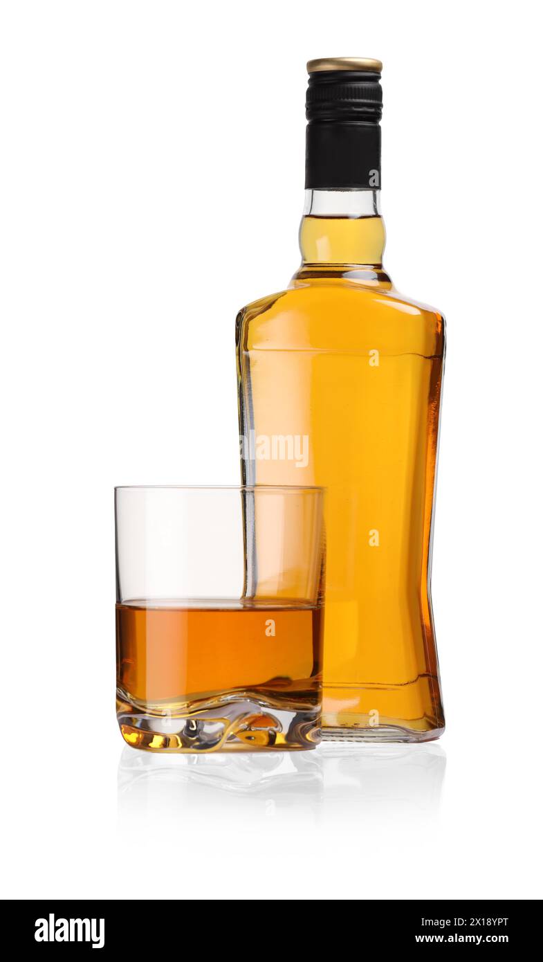 Glas und Flasche Whiskey isoliert auf weiß Stockfoto