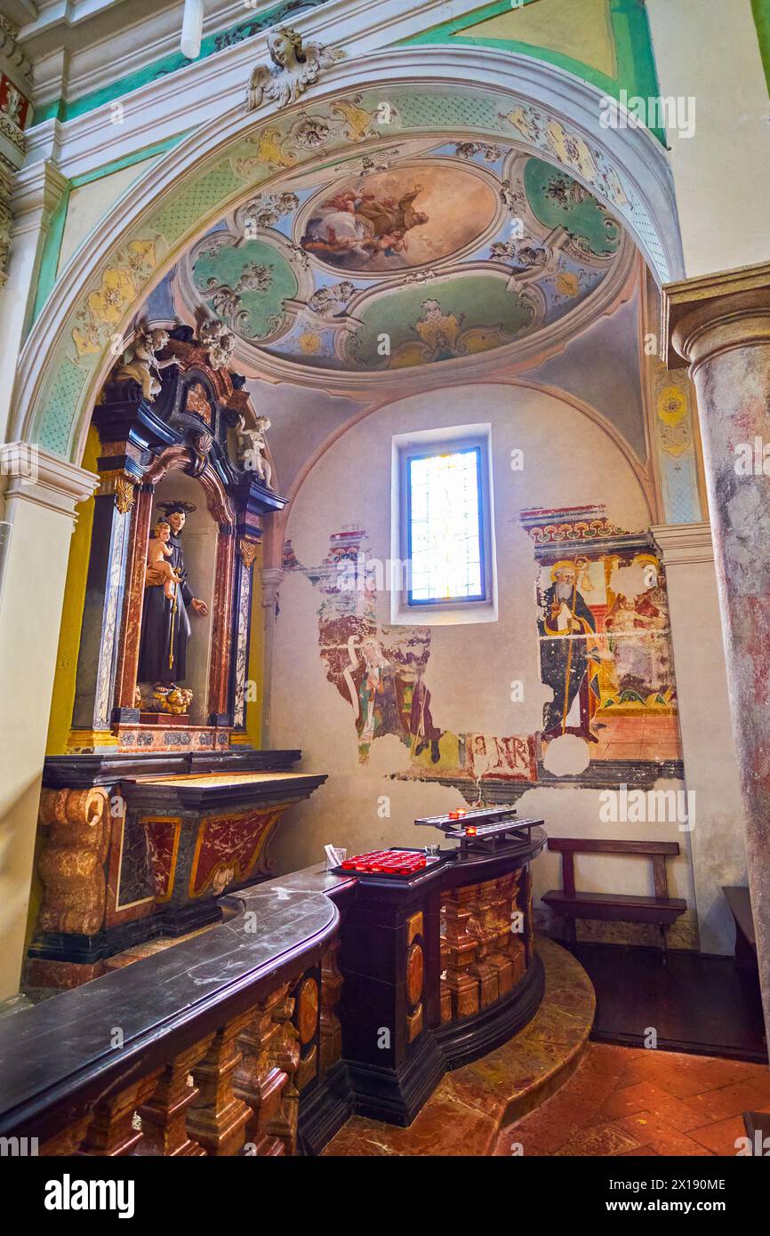 COLLINA D'ORO, SCHWEIZ - 18. MÄRZ 2022: Das malerische Innere der Abundius-Kirche mit erhaltenen mittelalterlichen Fresken, am 18. März in Collina d'Oro, Stockfoto