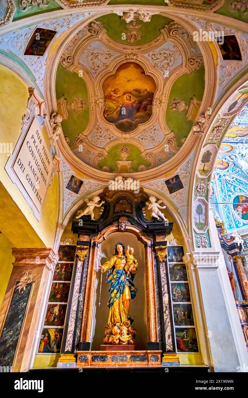 COLLINA D'ORO, SCHWEIZ - 18. MÄRZ 2022: Das Innere der Kirche St. Abundius (Chiesa Parrocchiale di Sant'Abbondio), am 18. März in Collina d'Oro, S. Stockfoto