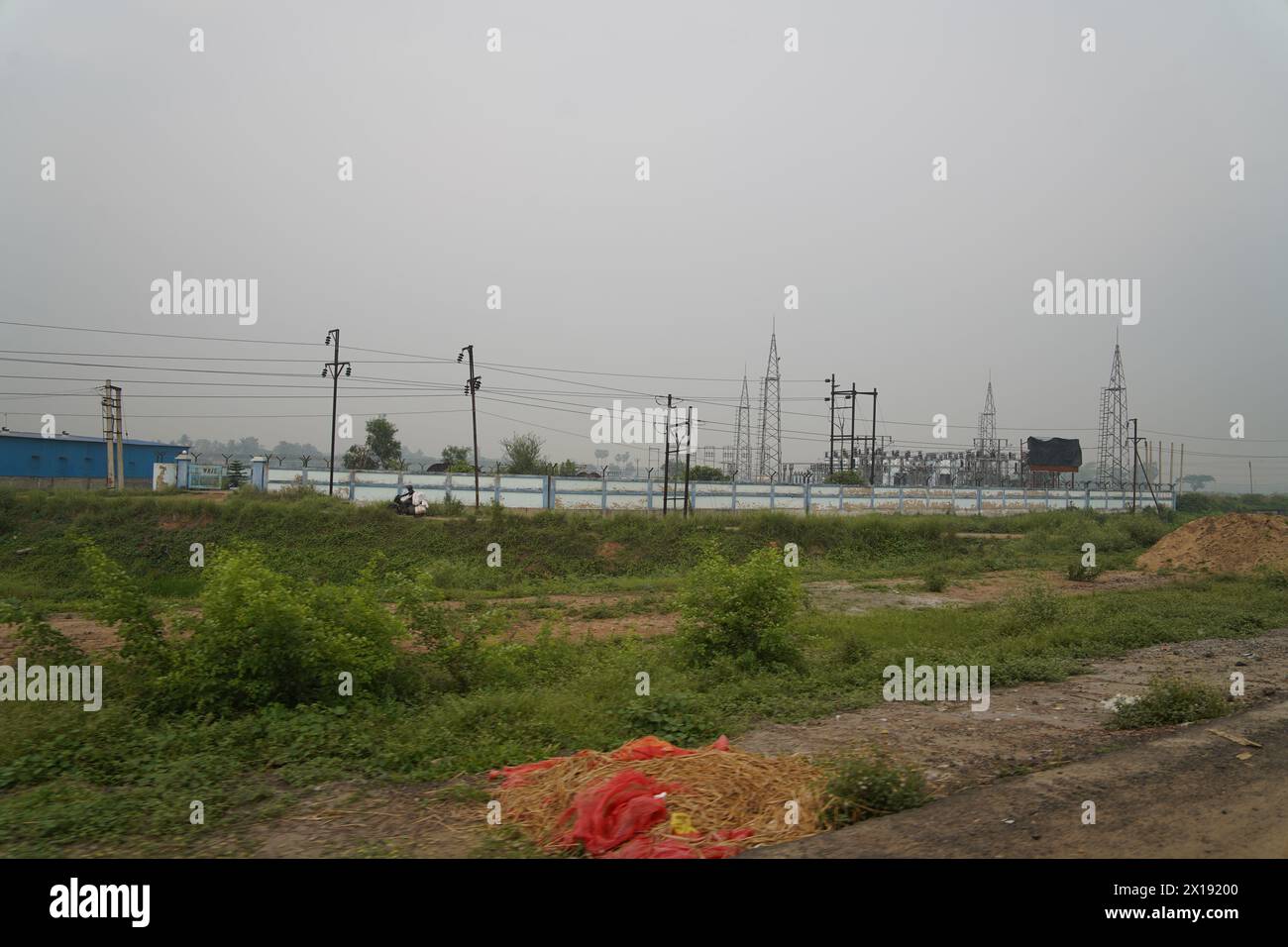 Umspannwerk für das umstrittene Gelände der Automobilfabrik Tata Nano. Neben NH-16. Singur im Bezirk Hoodly, Westbengalen, Indien. Stockfoto