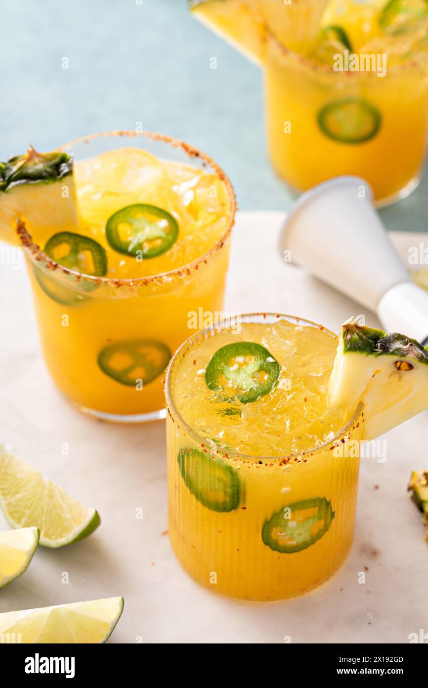 Ananasmargarita mit gewürztem Chili-Salzrand und Jalapeno-Scheiben Stockfoto