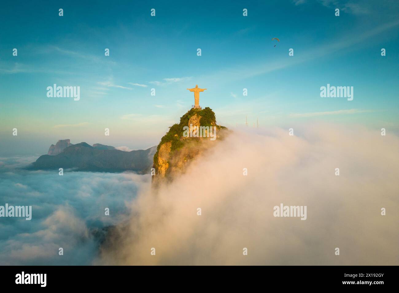 Rio de Janeiro, Brasilien - 11. April 2024: Der Corcovado-Berg über Wolken mit der Christus-Erlöser-Statue darüber. Stockfoto