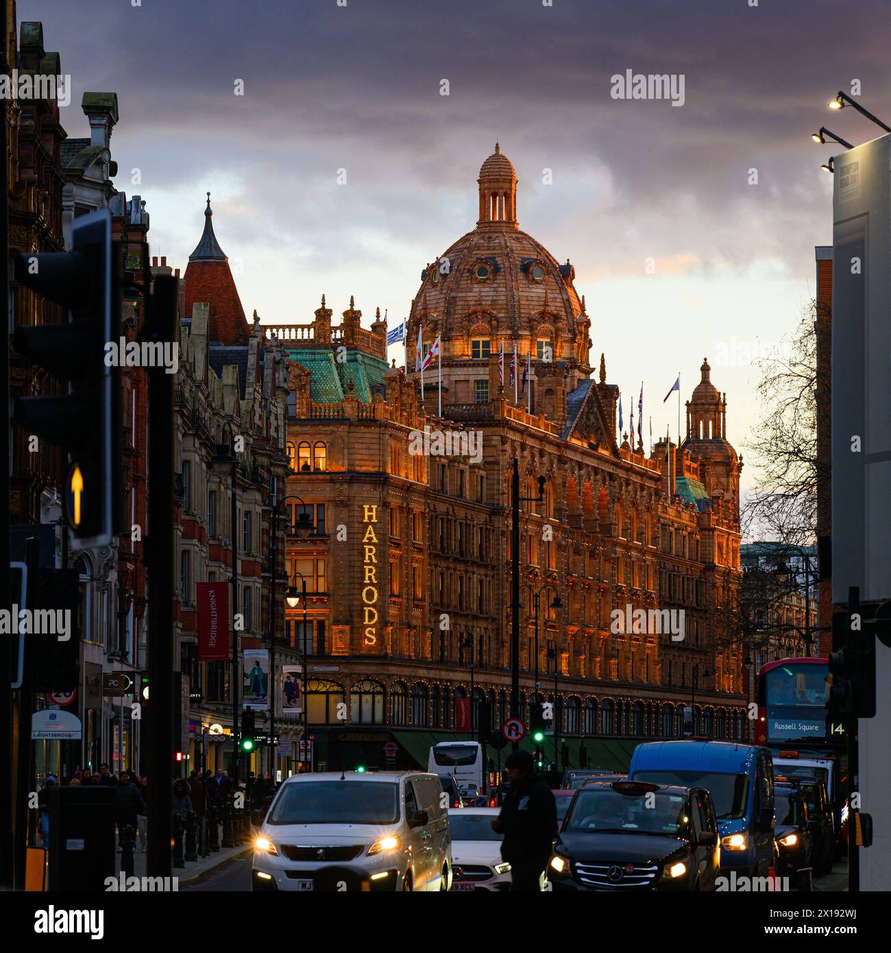 London, Großbritannien - 22. März 2024; Blick nach Westen entlang der Brompton Road zum Kaufhaus Harrods mit Lichtern Stockfoto