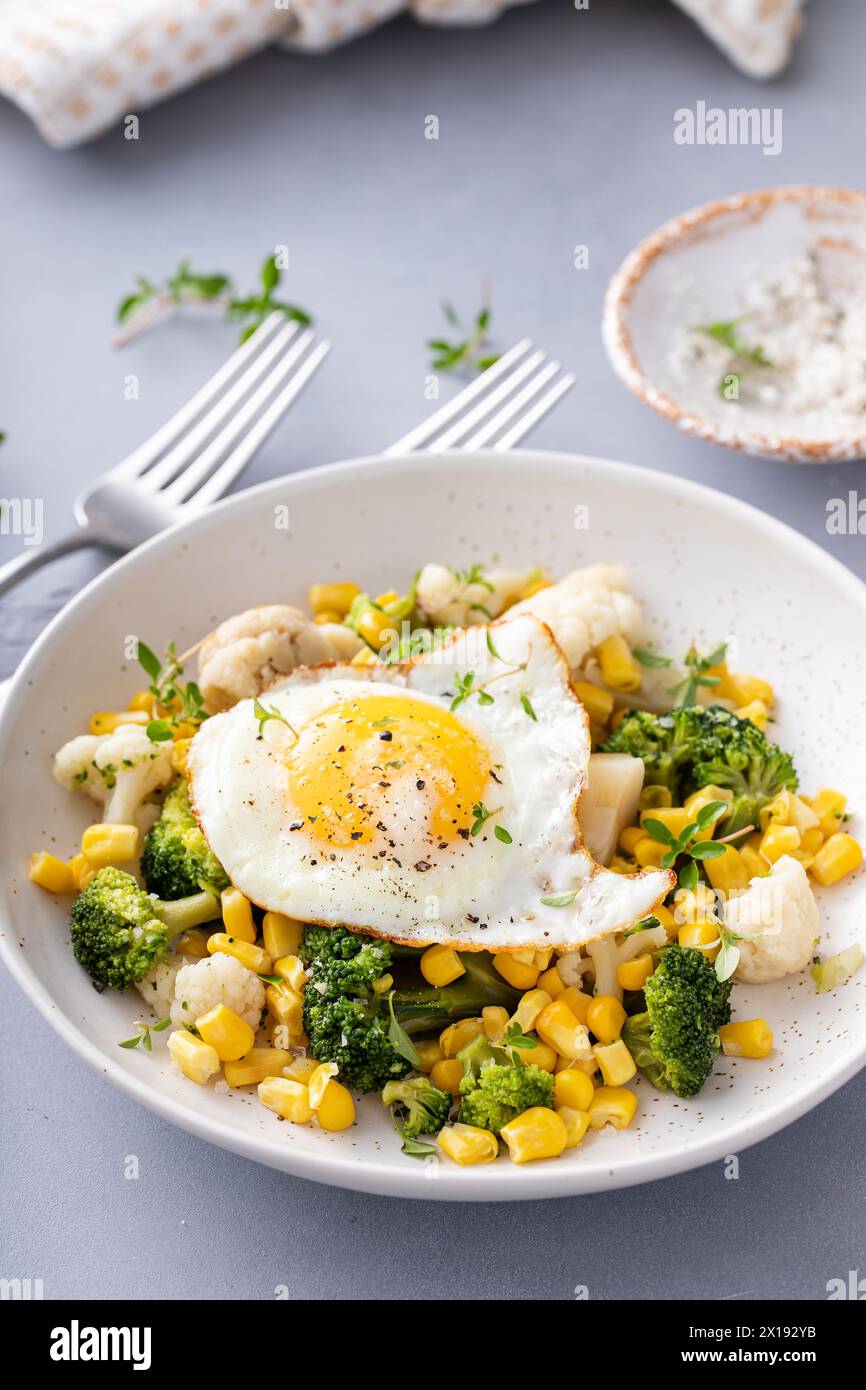 Gesundes Frühstück oder Mittagessen mit Blumenkohl, Brokkoli und Mais mit Spiegelei Stockfoto