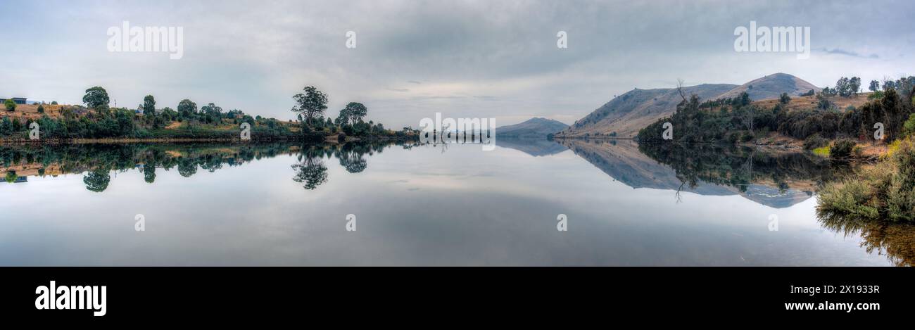 Perfekte Reflexionen in einem See an einem bewölkten Tag. Stockfoto