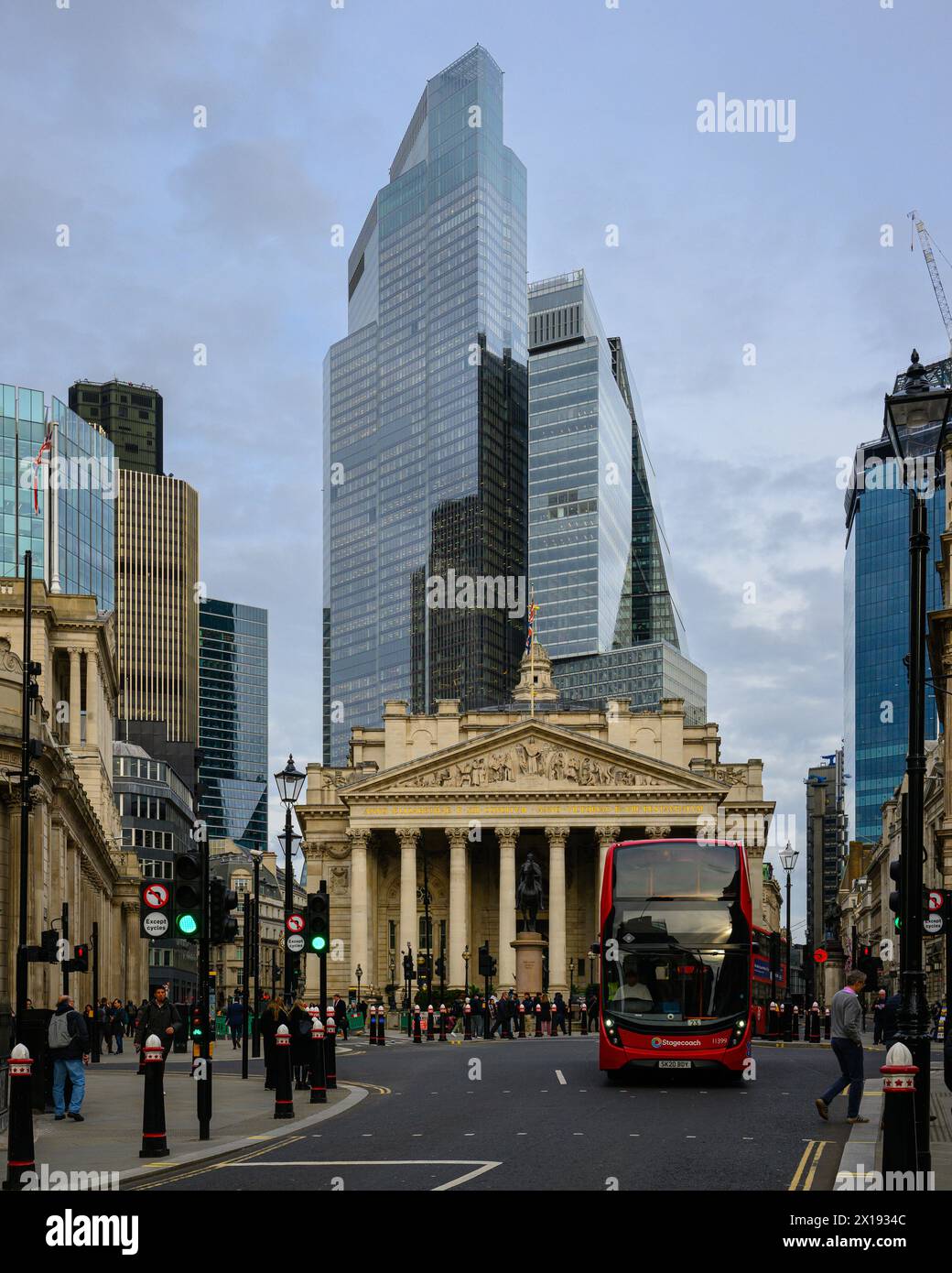 London, Großbritannien - 25. März 2024 - hinter der Royal Exchange erhebt sich ein moderner Wolkenkratzer mit rotem Doppeldeckerbus Stockfoto