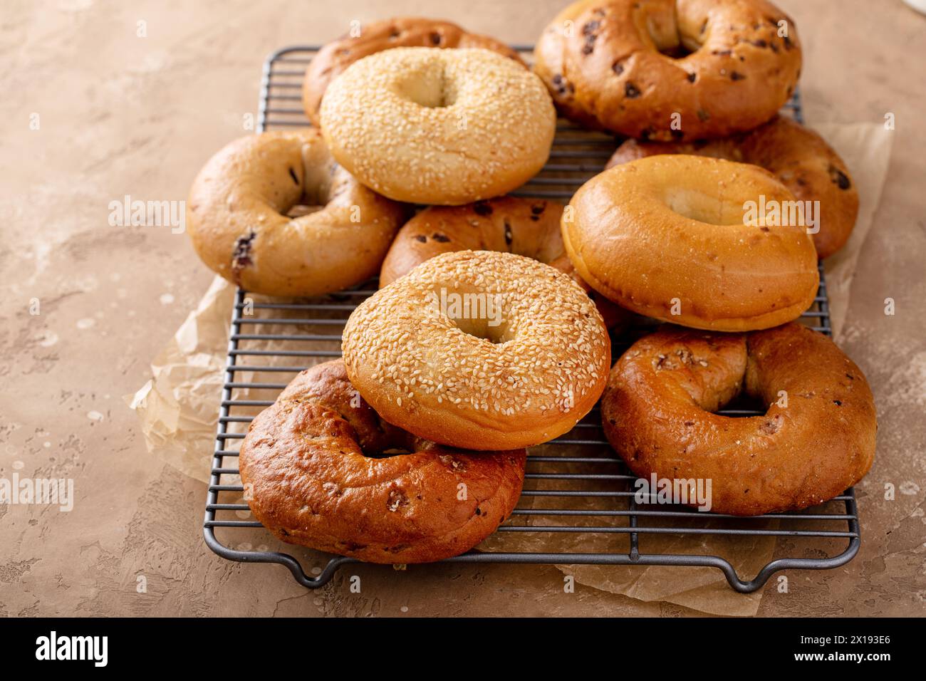 Frisch gebackene Bagels zum Frühstück, Sesam, Zimt und einfache Bagels Stockfoto