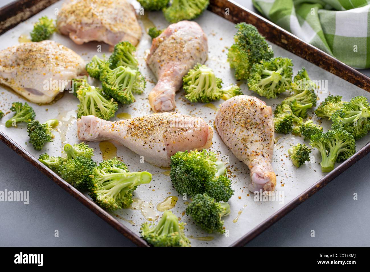 Hähnchenkeulen und Schenkel mit Brokkoli-Blechpfanne Abendessen oder ...