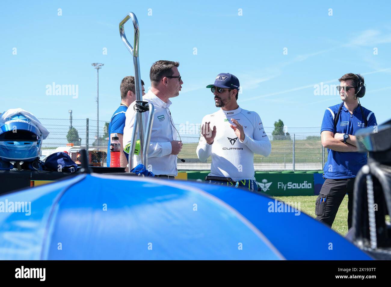 Misano Adriatico, Italien. April 2024. Lucas Di Grassi vom ABT Cupra Formula E Team (R) und Cyril Blais, Chefingenieur von Maserati MSG Racing (L) in der Startaufstellung für Runde 7 der ABB Formel E World Championship Saison 10 in Misano. Quelle: SOPA Images Limited/Alamy Live News Stockfoto