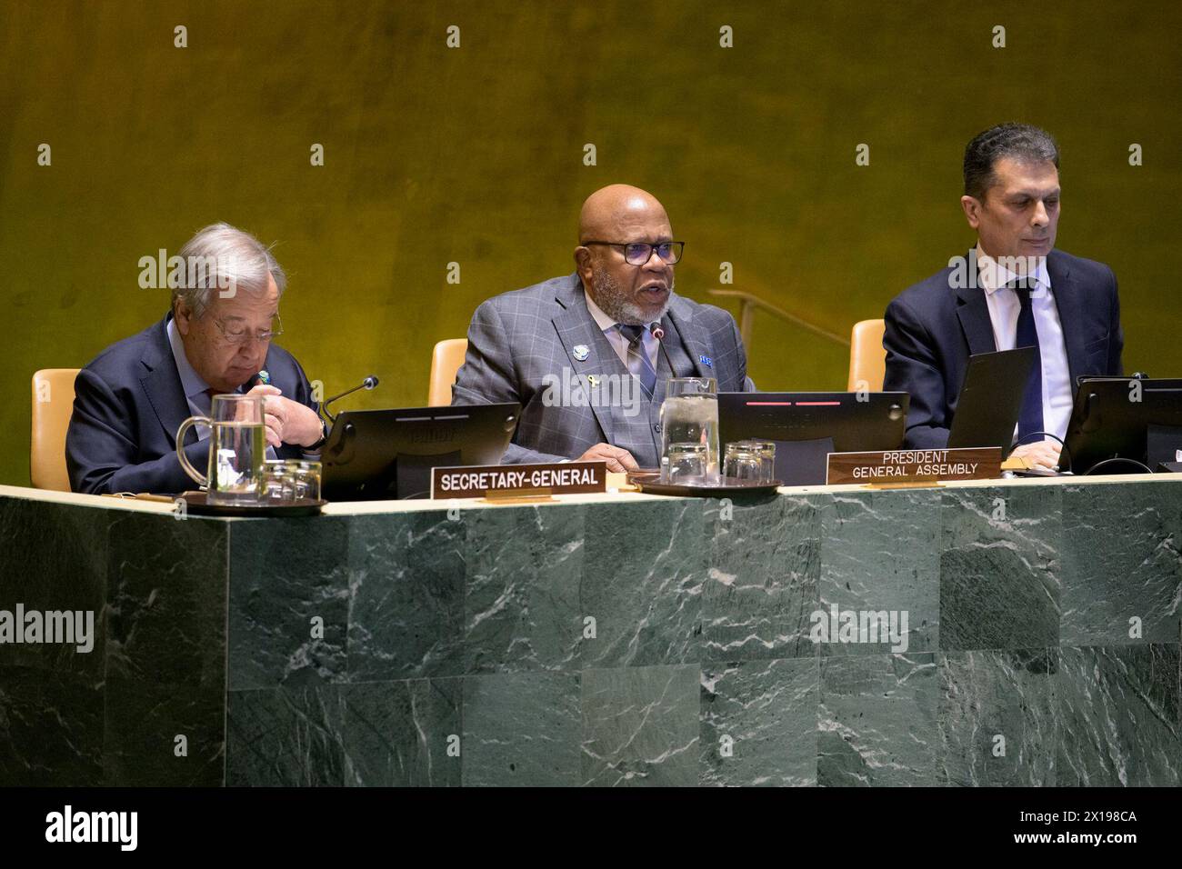 (240416) -- VEREINTEN NATIONEN, 16. April 2024 (Xinhua) -- der Präsident der Generalversammlung der Vereinten Nationen Dennis Francis (C) leitet die Eröffnung der ersten Nachhaltigkeitswoche der Generalversammlung der Vereinten Nationen am 15. April 2024 im Hauptquartier der Vereinten Nationen in New York. UN-Generalsekretär Antonio Guterres forderte am Montag die "umfassende Reform" der globalen Finanzarchitektur und insbesondere ihren Ansatz zur Schuldenpolitik. Er appellierte an eine hochrangige thematische Debatte über die Tragfähigkeit der Schulden und die sozioökonomische Gleichheit für alle, die den Beginn der ersten UN-Generalversammlung Sustainab überhaupt darstellt Stockfoto