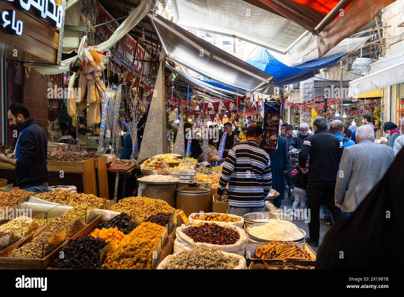 Amman, Jordanien - 14. März 2023: Im traditionellen Souk Al-Sukar kaufen Menschen frisches Saatgut und Nüsse in der Altstadt und im historischen Bezirk Jordaniens Stockfoto