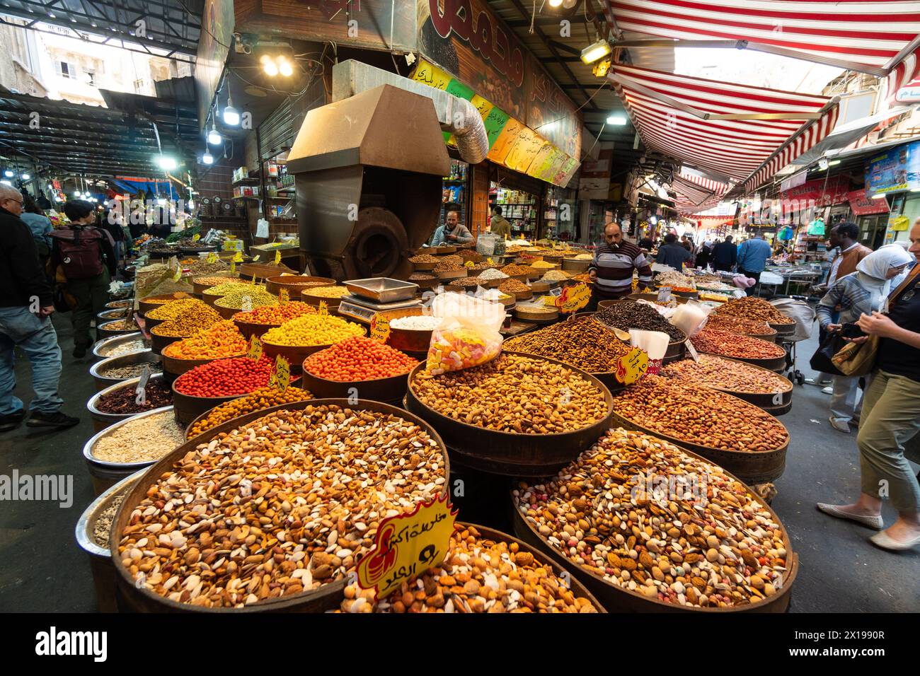 Amman, Jordanien - 14. März 2023: Im traditionellen Souk Al-Sukar kaufen Menschen frisches Saatgut und Nüsse in der Altstadt und im historischen Bezirk Jordaniens Stockfoto