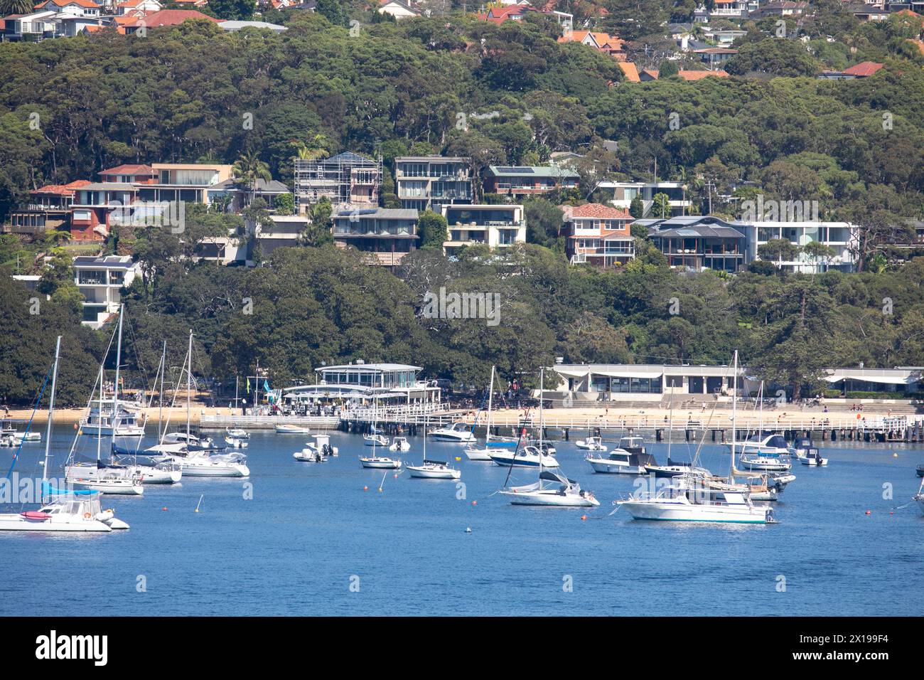 Balmoral Beach in Mosman Sydney, Blick über die Hunters Bay im Middle Harbour mit Häusern am Wasser, Sydney, NSW, Australien Stockfoto