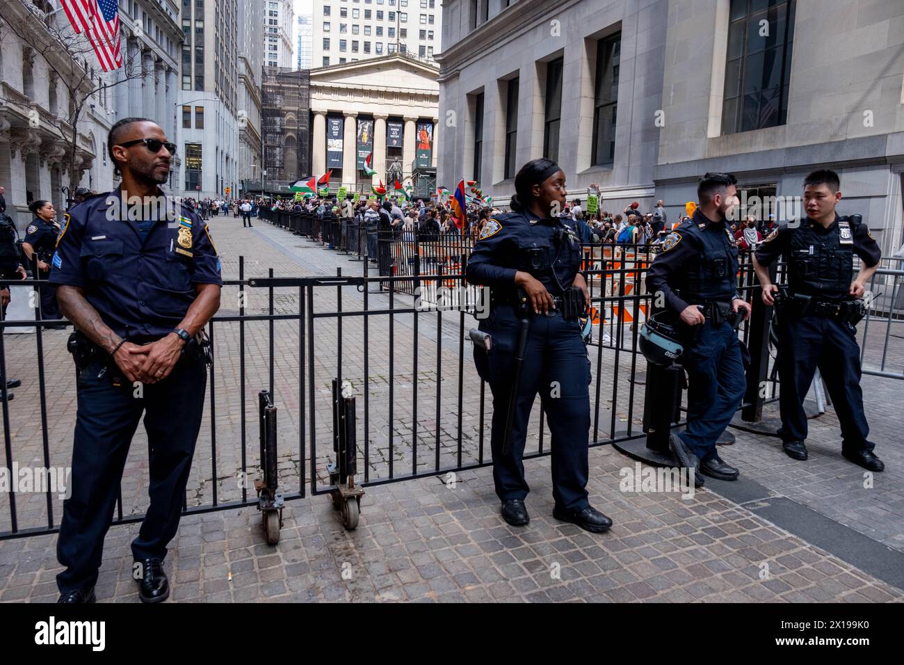 New York, Usa. April 2024. Das NYPD steht während der Kundgebung an einer Barrikade. Pro-palästinensische Aktivistengruppe hat zu Lebzeiten einen Protest an der Wall Street 11 veranstaltet. Der Protest versuchte später, über die Brooklyn Bridge zu marschieren, als Teil eines Mehrstadt-/Mehrländerversuchs, eine „Wirtschaftsblockade“ in Solidarität mit Palästina zu schaffen. Es wurden mehrere Verhaftungen vorgenommen. (Foto: Syndi Pilar/SOPA Image/SIPA USA) Credit: SIPA USA/Alamy Live News Stockfoto