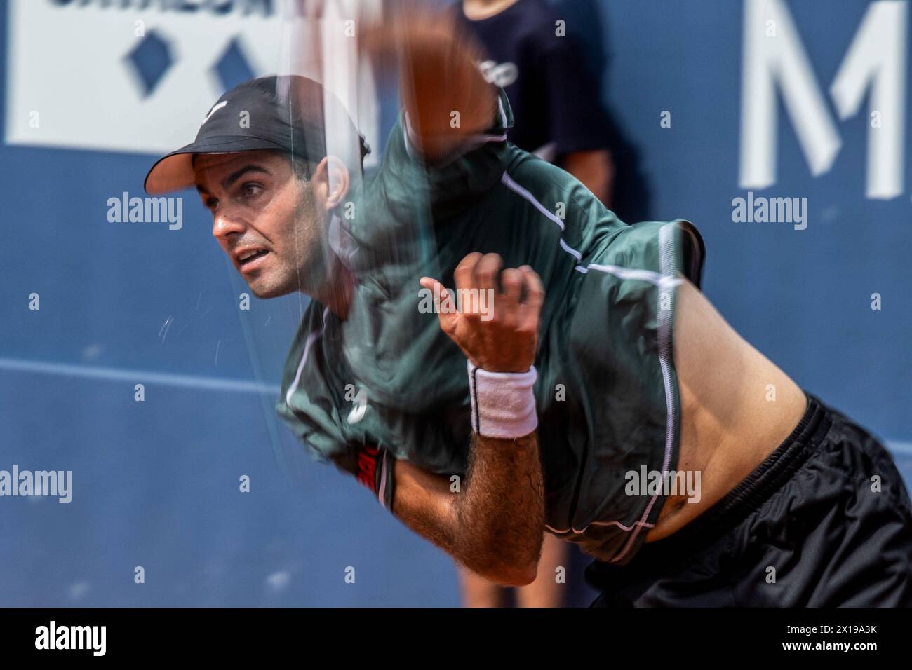 Barcelona, Spanien. April 2024. Facundo Diaz Acosta aus Argentinien im Kampf gegen Daniel Rincon aus Spanien während des ersten Tages der Barcelona Open Banc Sabadell Trofeo Conde de Godó. Der Endstand: Facundo Diaz Acosta 6:1, 6:4 Daniel Rincon Credit: SOPA Images Limited/Alamy Live News Stockfoto