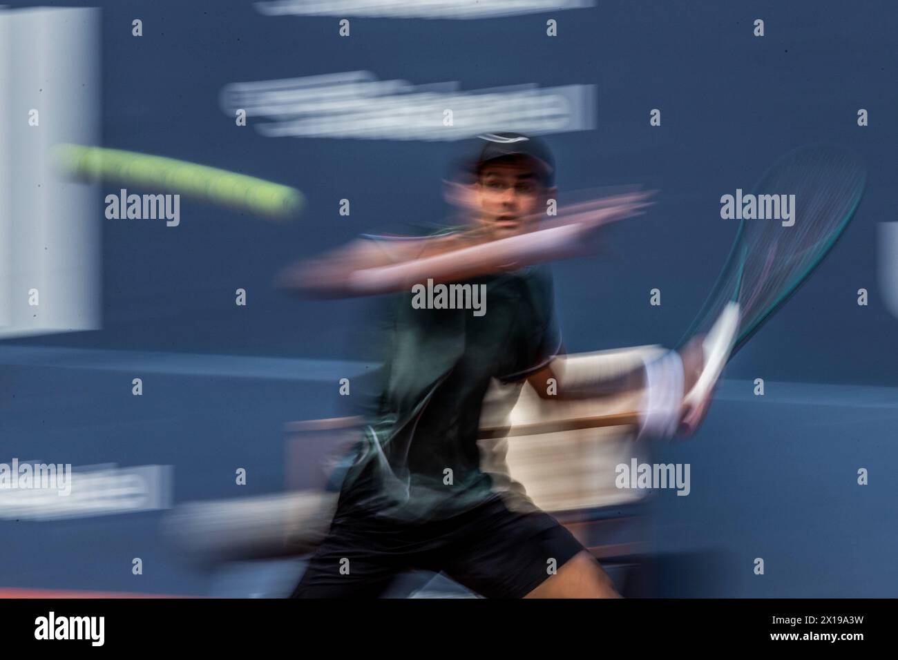 Barcelona, Spanien. April 2024. Facundo Diaz Acosta aus Argentinien im Kampf gegen Daniel Rincon aus Spanien während des ersten Tages der Barcelona Open Banc Sabadell Trofeo Conde de GodÛ. Der Endstand: Facundo Diaz Acosta 6:1, 6:4 Daniel Rincon Credit: SOPA Images Limited/Alamy Live News Stockfoto