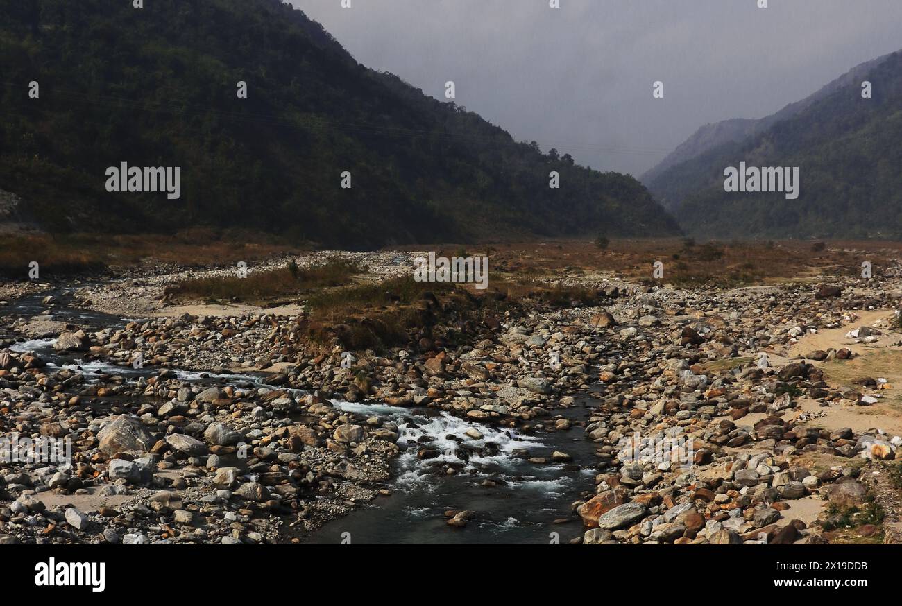 terai-Dooars Region von westbengalen bei Dudhia. Wunderschöner Gebirgsbach (Balason-Fluss), der durch das Tal fließt, himalaya-Ausläufer in indien Stockfoto