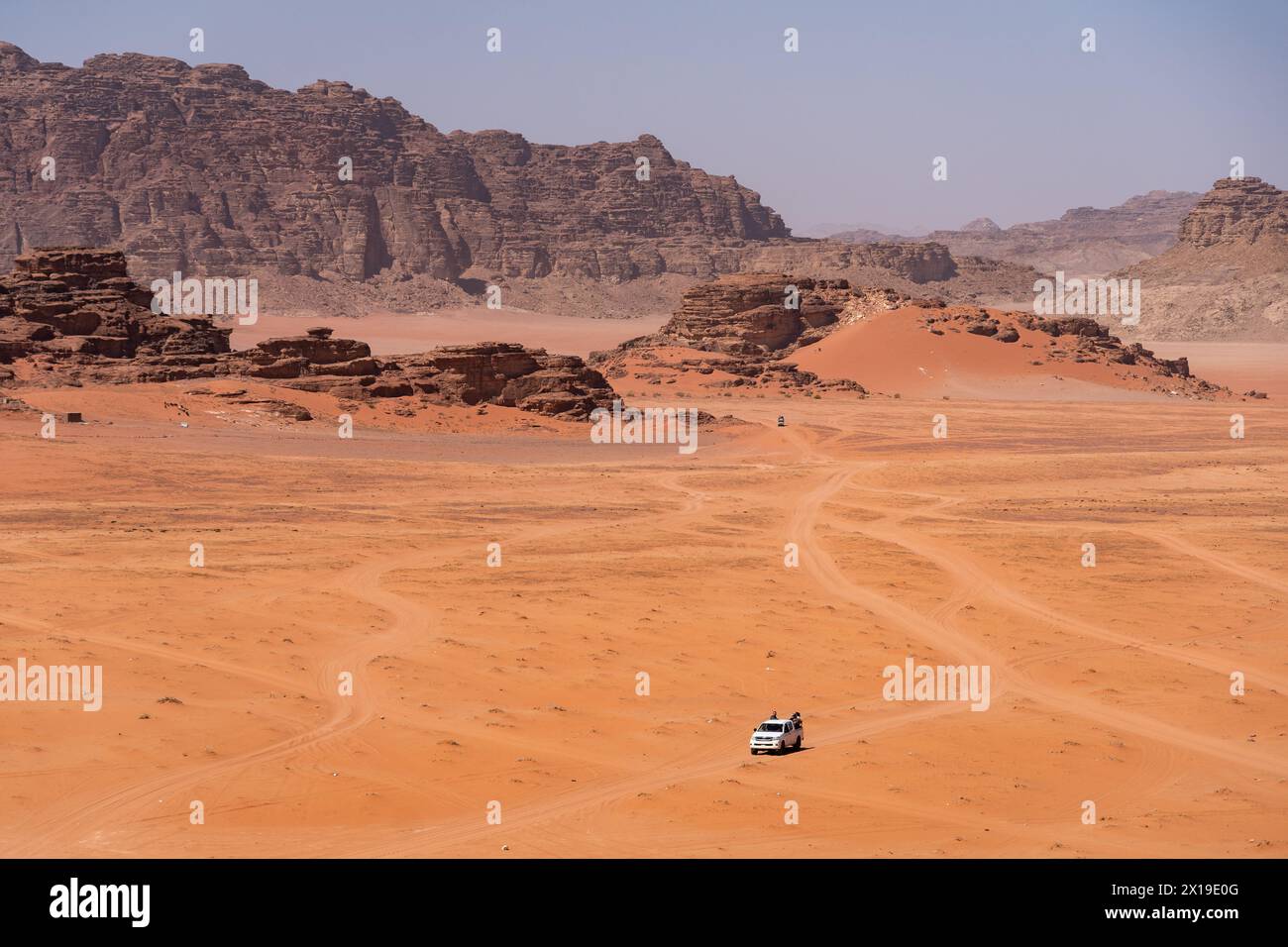 Wadi Rum, Jordanien: Autofahrt durch die wilde Landschaft der berühmten Wüste Wadi Rum in Jordanien im Nahen Osten Stockfoto