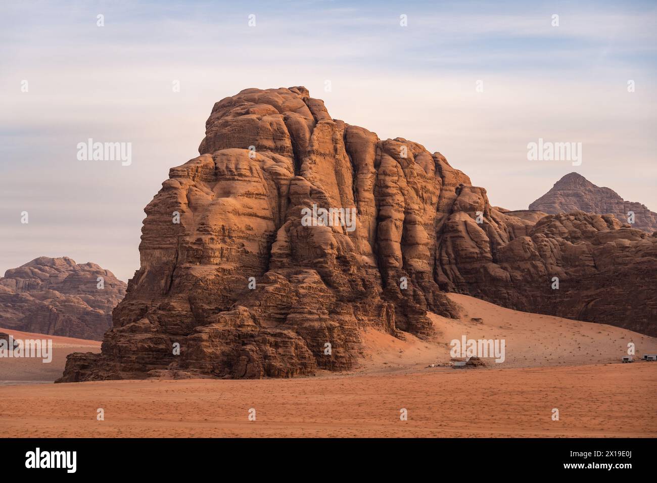 Wadi Rum, Jordanien: Dramatische Landschaft der berühmten Wüste Wadi Rum am frühen Morgen in Jordanien im Nahen Osten Stockfoto