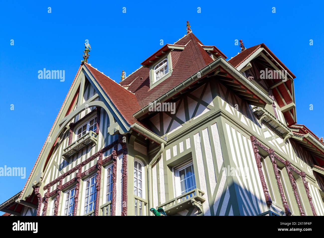 DEAUVILLE, FRANKREICH - 1. SEPTEMBER 2019: Dies ist ein Fragment eines Hauses, das als antike Fachwerkarchitektur (19. Bis 20. Jahrhundert) stilisiert wurde. Stockfoto