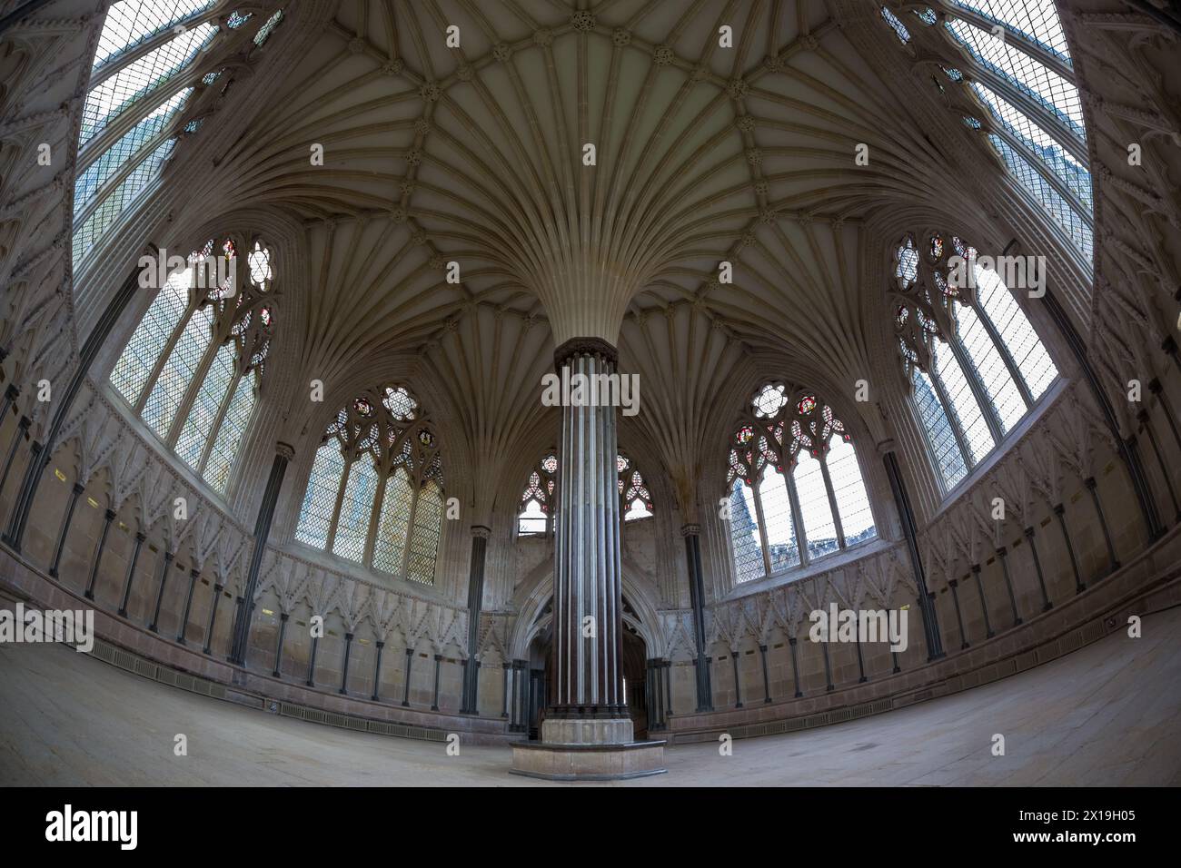Fischaugenlinsenaufnahme des Innenraums der Well Cathedral Stockfoto