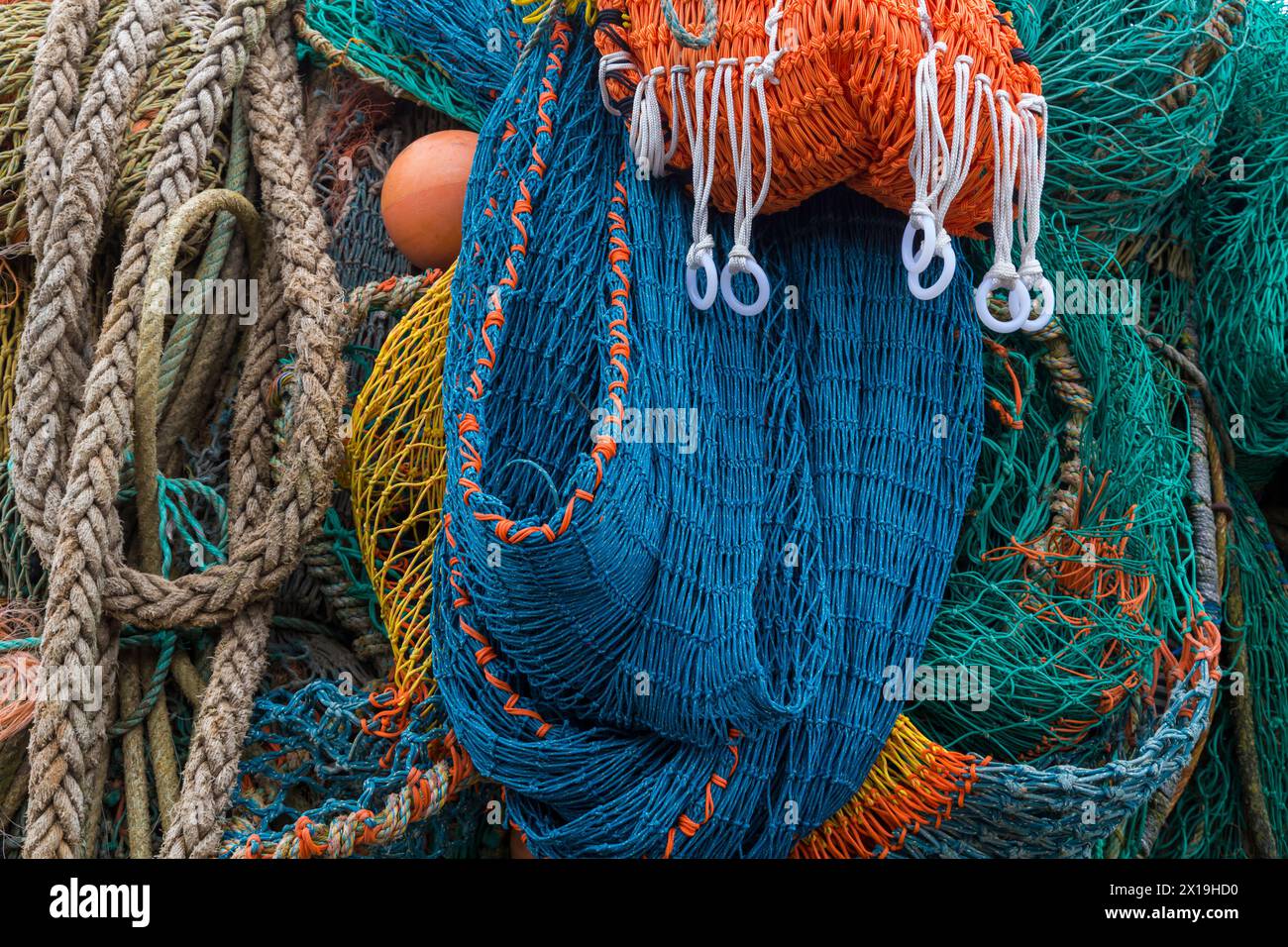 Fischernetze hängen im März am Kai im Hafen von Lyme Regis, Dorset UK - abstrakte Nahaufnahme Stockfoto