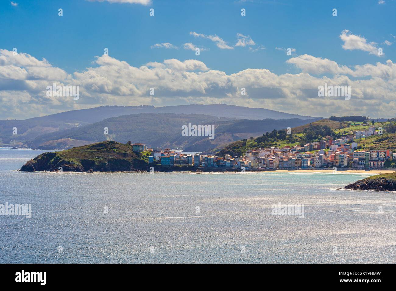 Ruhige Küstenstadt an der Bucht unter einem klaren blauen Himmel an einem sonnigen Tag, Costa da Morte, Malpica, Galicien, Spanien Stockfoto