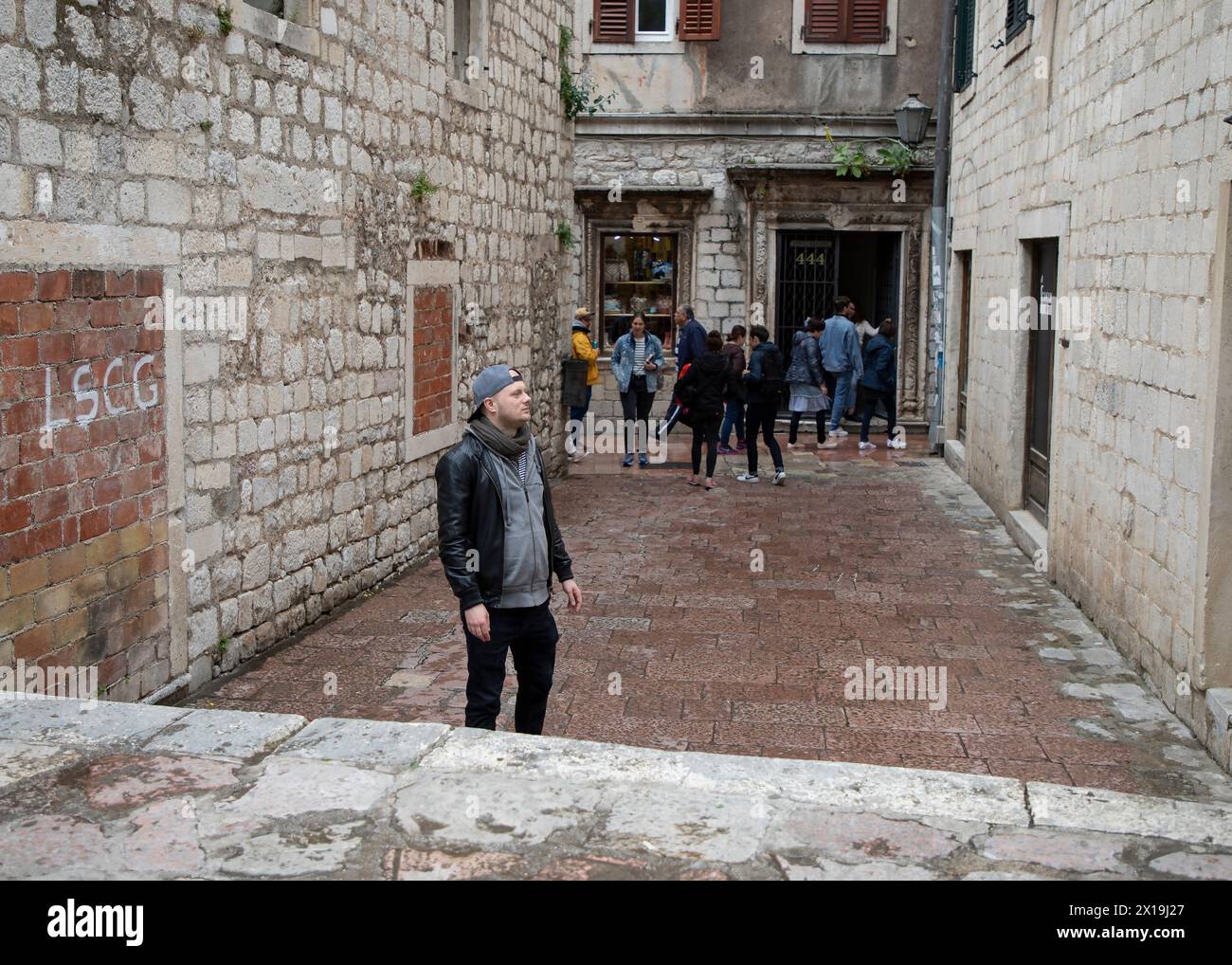 Montenegro, 30. April 2019: Straßenszene mit Touristen, die die Straße in der Altstadt von Kotor entlang schlendern Stockfoto