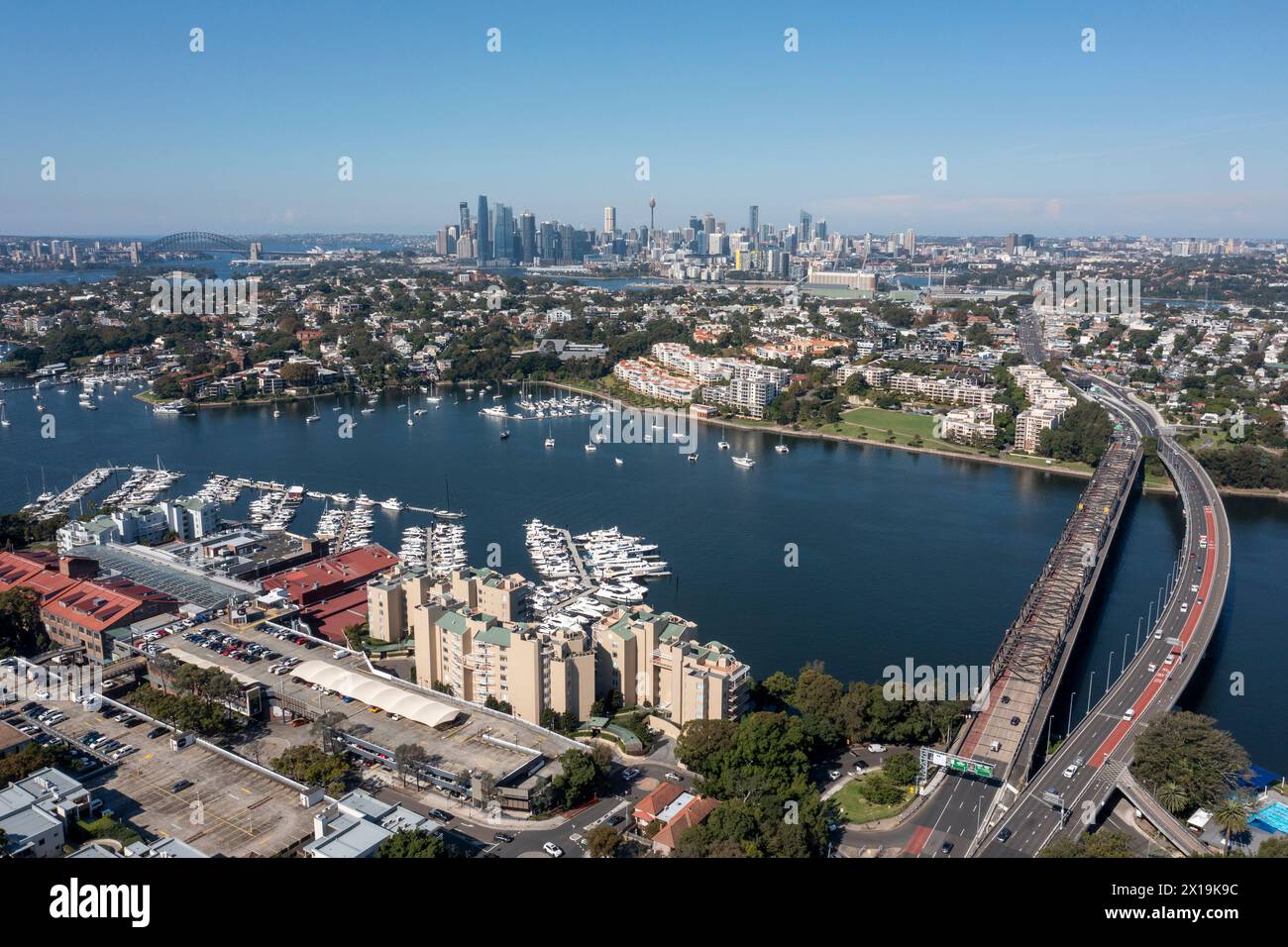 Sydney Vorort Drummoyne, City Skyline und Parramatta River und Iron Cove Bridge. Stockfoto