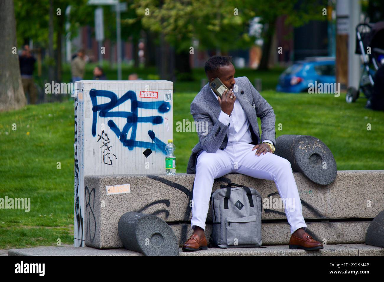Frankfurt, Deutschland, 10. April 2024. Ein somalischer Mann in weißer Hose vor der Euro-Statue. Stockfoto