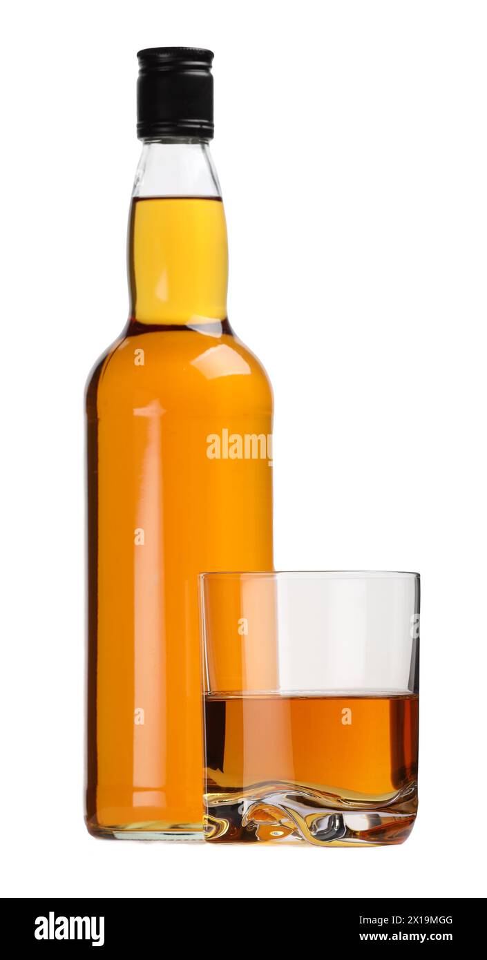 Glas und Flasche Whiskey isoliert auf weiß Stockfoto