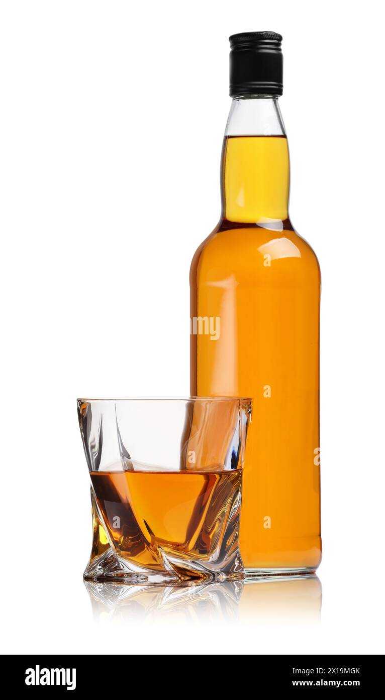 Glas und Flasche Whiskey isoliert auf weiß Stockfoto