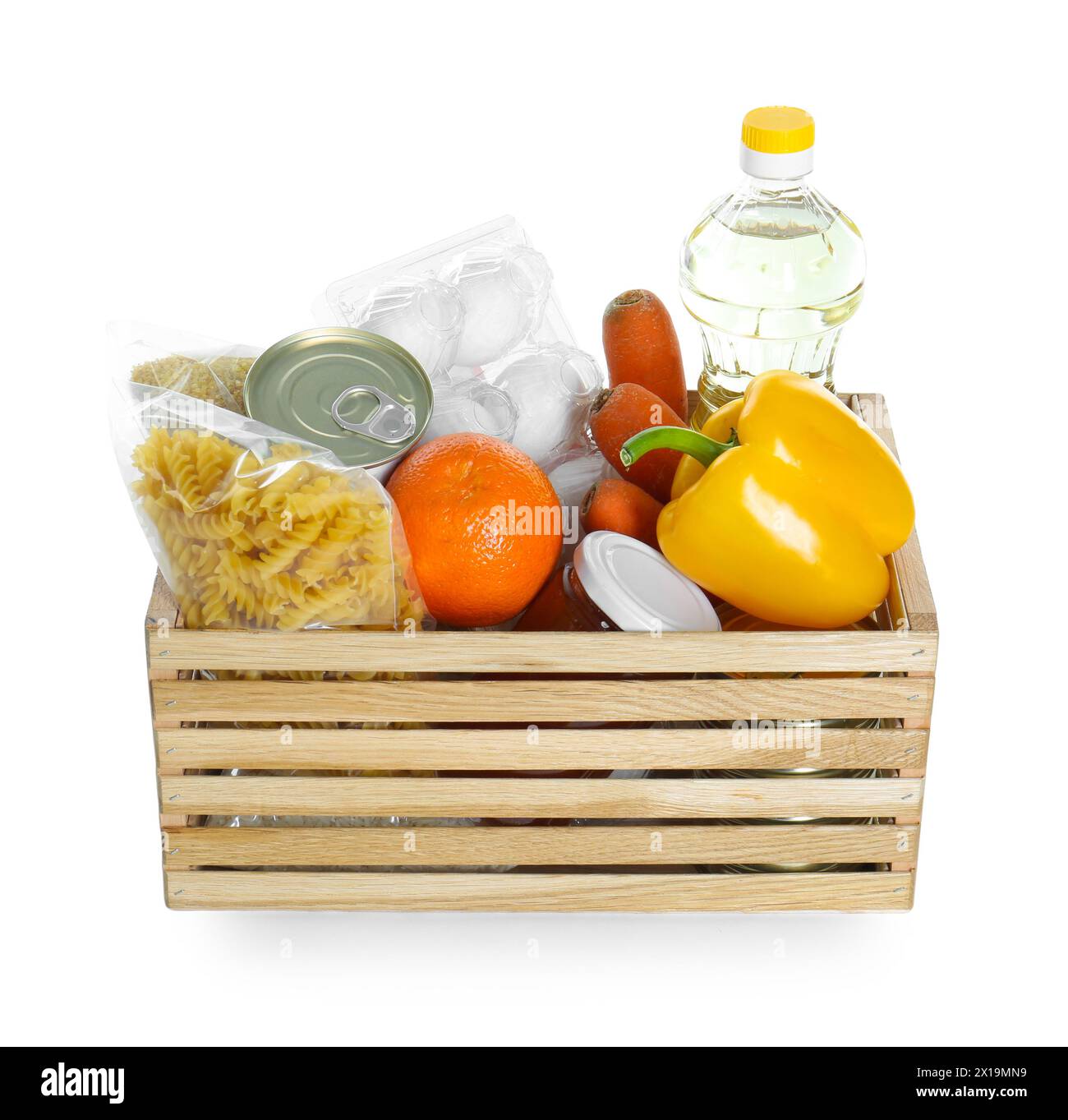 Holzkiste mit Spendenfutter isoliert auf weiß Stockfoto