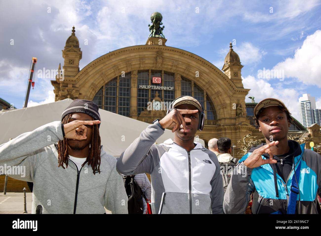 Frankfurt, Deutschland, 10. April 2024. Drei junge Männer posieren für ein Porträt vor dem Frankfurter Hauptbahnhof. Stockfoto