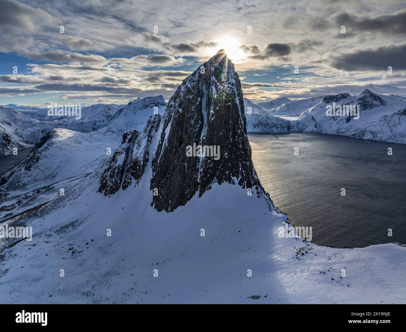 Steile Berge an der Küste im Winter, sonnig, Mount Segla, Senja, Troms, Norwegen, Europa Stockfoto