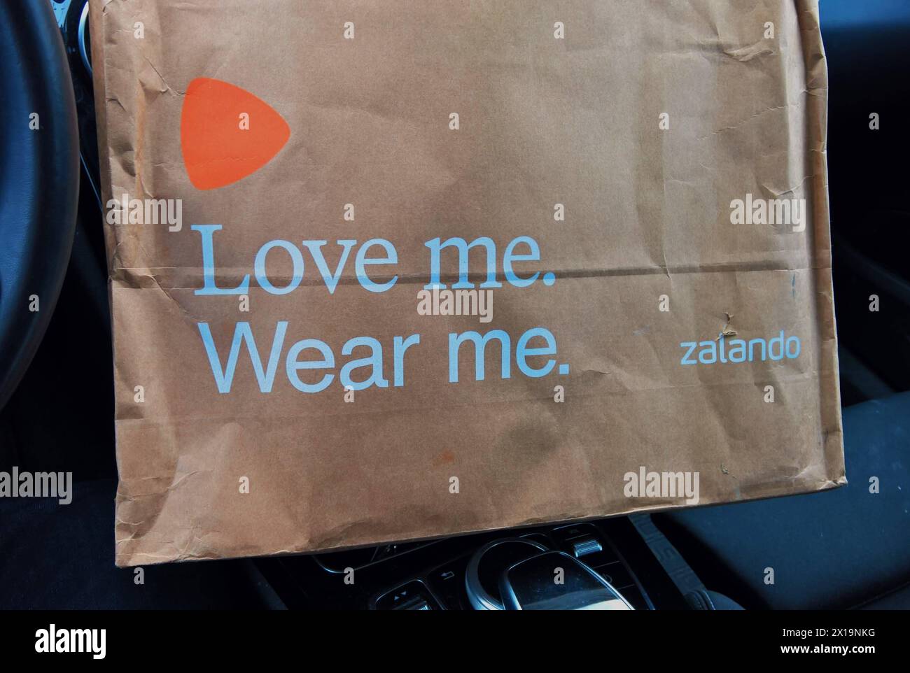 Die Zalando SE mit Sitz in Berlin ist ein börsennotierter deutscher Online-Versandhändler für Schuhe, Kleidung, Kosmetik und Accessoires. Das Unternehmen wurde 2008 von David Schneider und Robert Gentz gegründet und hat mehr als 50 Millionen aktive Kunden in 25 europäischen Märkten. Zalando ist in mehreren Geschäftsfeldern tätig, vom Internet-Shop über Eigenmarken, stationären Outlets in zwölf deutschen Städten. Foto: Zalando-Schriftzug auf einem Paket *** die Zalando SE mit Sitz in Berlin ist ein börsennotiertes deutsches Online-Versandunternehmen für Schuhe, Bekleidung, Kosmetik und Accessoires Stockfoto