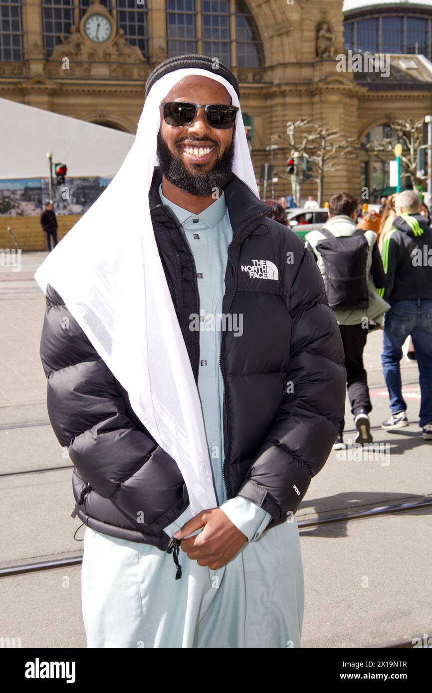Frankfurt, Deutschland, 10. April 2024. Ein somalischer muslimischer Mann posiert für ein Porträt vor dem Frankfurter Hauptbahnhof. Stockfoto
