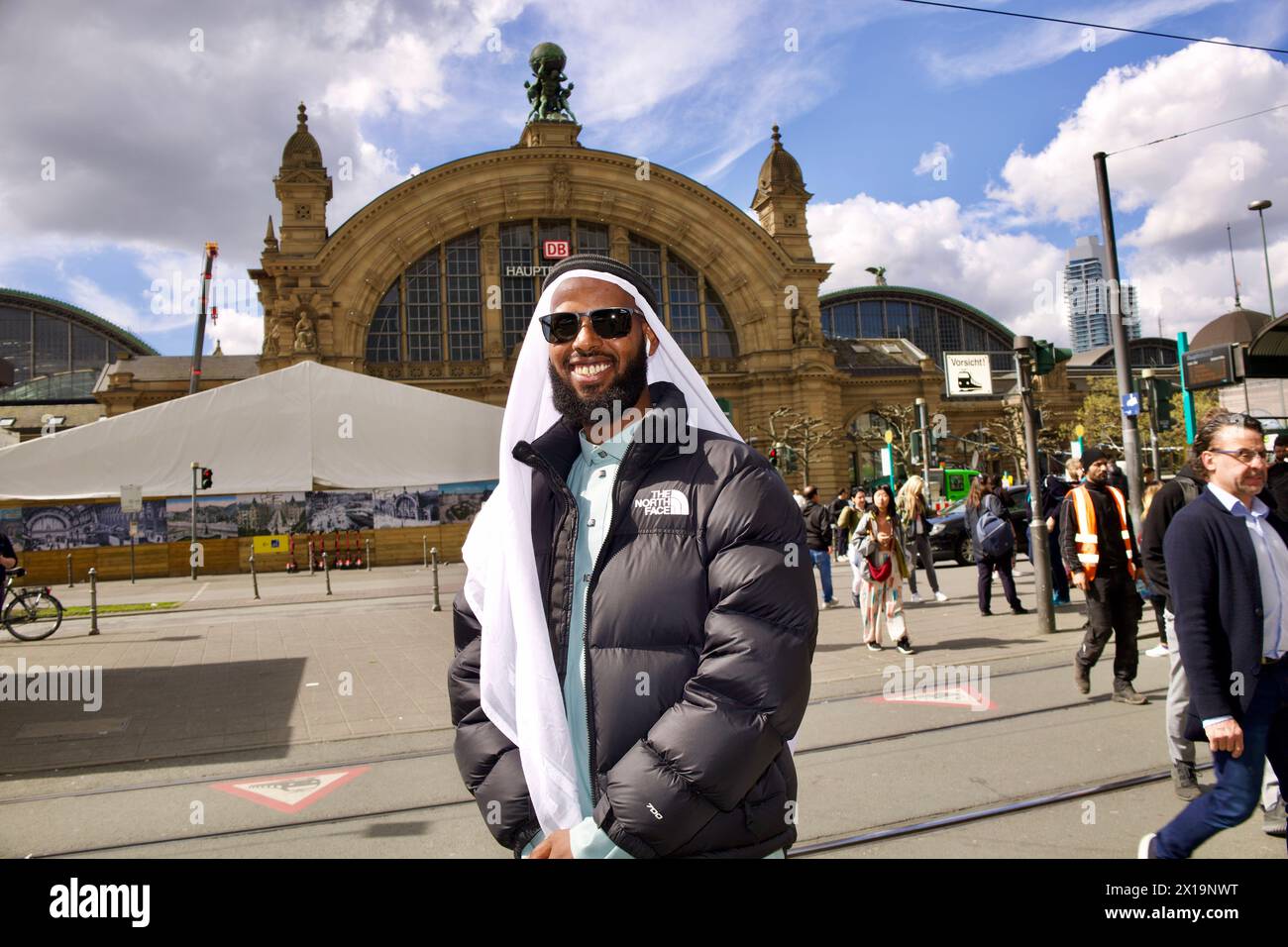 Frankfurt, Deutschland, 10. April 2024. Ein somalischer muslimischer Mann posiert für ein spontanes Porträt vor dem Frankfurter Hauptbahnhof. Stockfoto