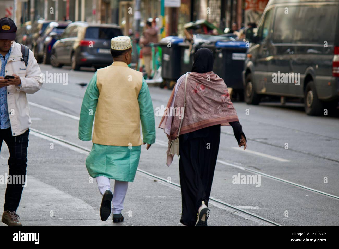 Frankfurt, Deutschland, 10. April 2024. Ein pakistanisches Paar zu Fuß vor dem Frankfurter Hauptbahnhof. Stockfoto