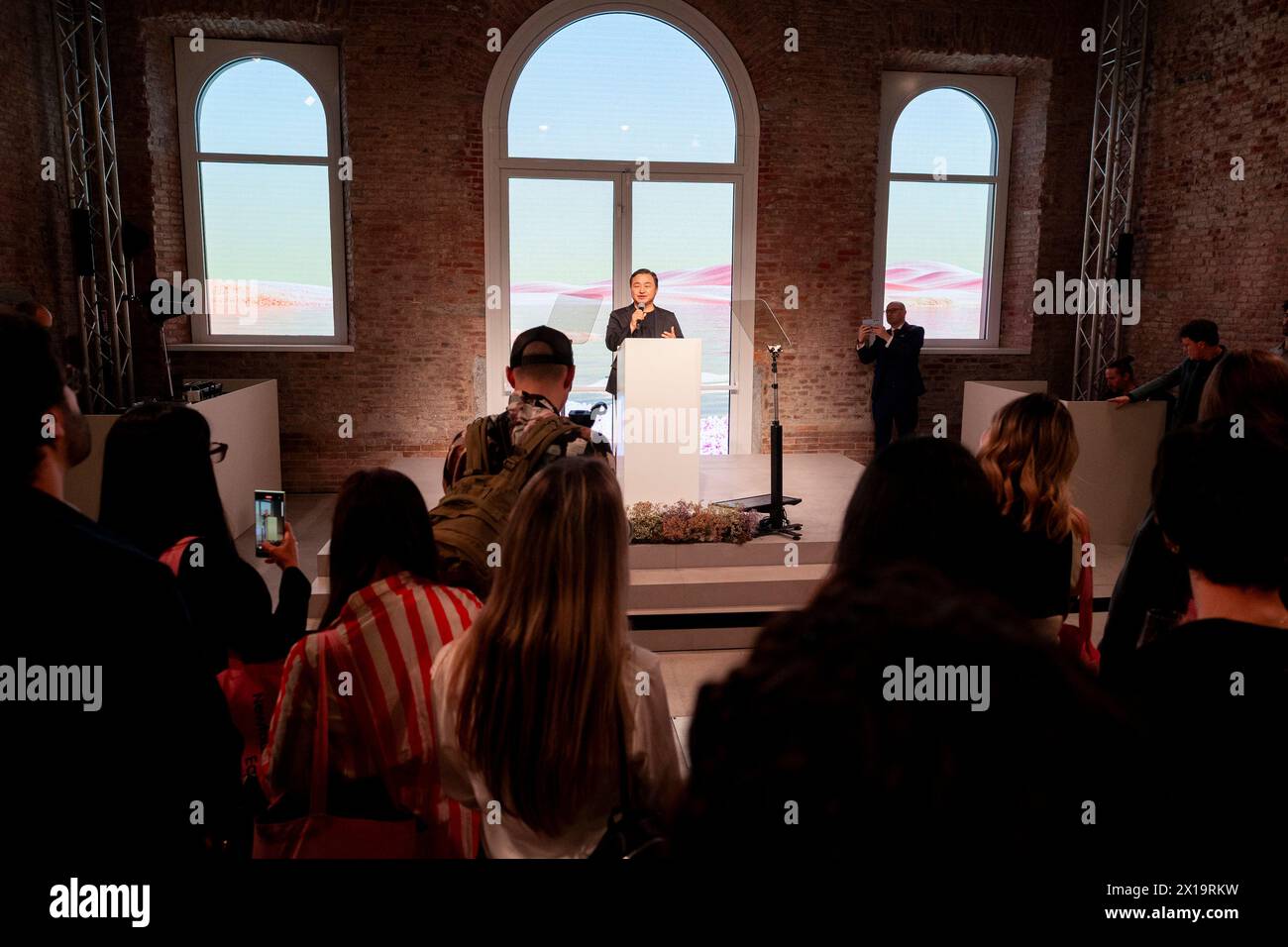 Mailand, Italien. April 2024. Präsident und Leiter des Corporate Design Center von Samsung Electronics TM Roh spricht während der Veranstaltung „neugefundenes Gleichgewicht“ im Museo Nazionale Scienza e Tecnologia Leonardo da Vinci während des Fuorisalone in Mailand, Italien, am 15. April 2024 Stockfoto