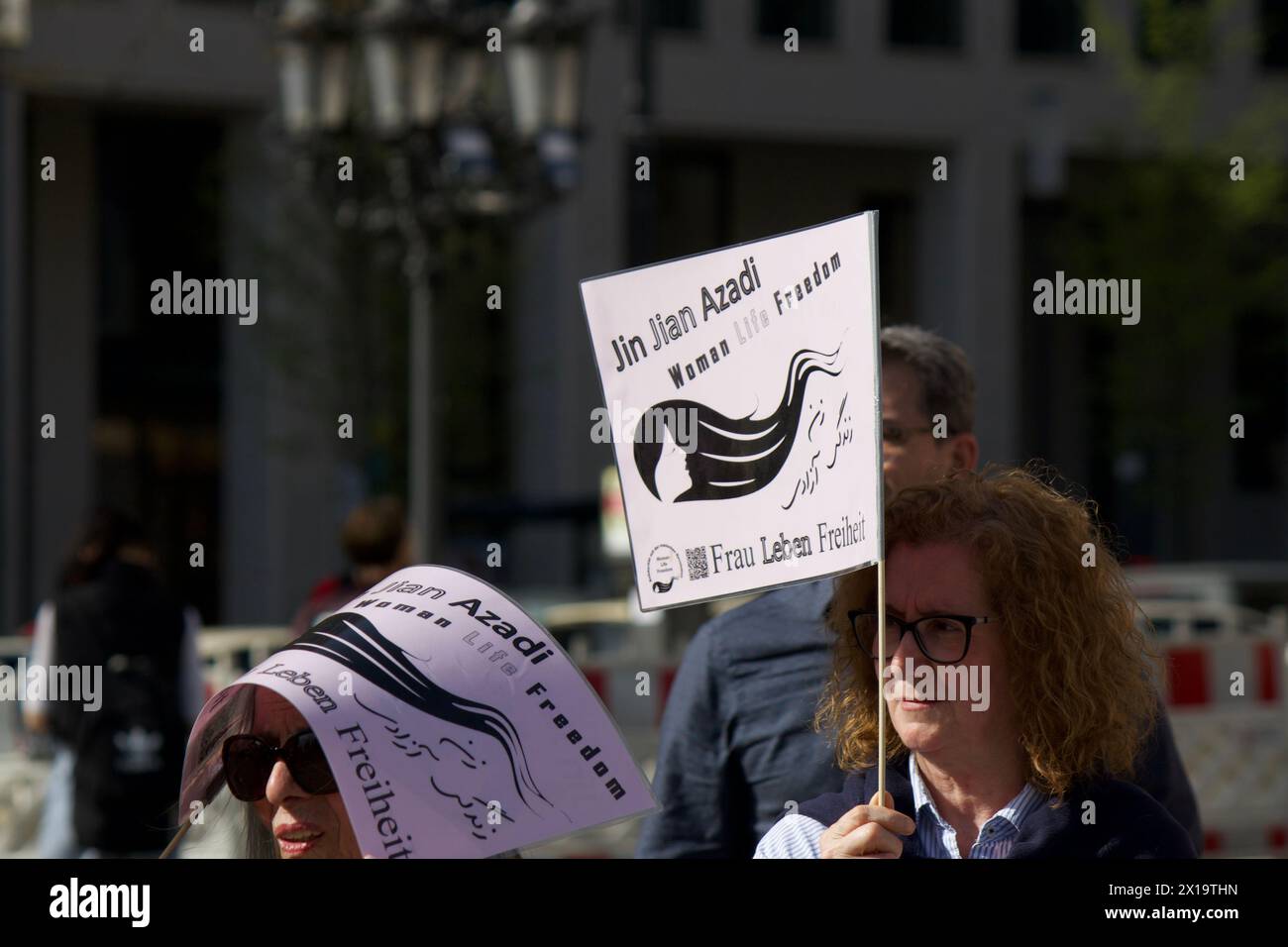 Frankfurt am Main, Deutschland, 06. April 2024. Dutzende von Menschen nehmen an einer von Jin Jiyan Azadi organisierten Demo Teil, um die Befreiung der persischen Frauen zu unterstützen. Stockfoto