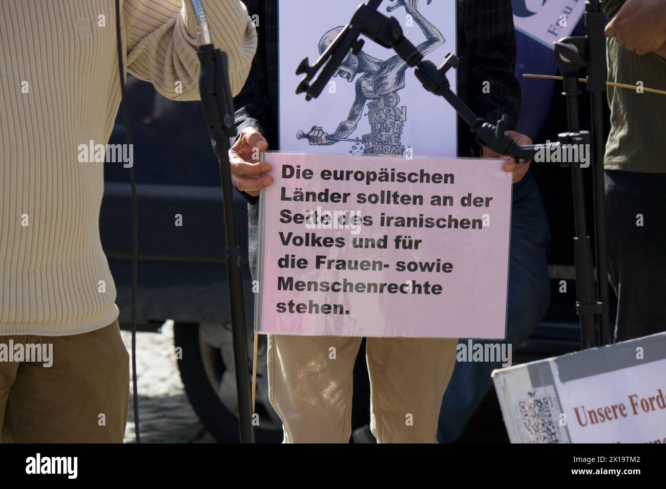 Frankfurt am Main, Deutschland, 06. April 2024. Dutzende von Menschen nehmen an einer von Jin Jiyan Azadi organisierten Demo Teil, um die Befreiung der persischen Frauen zu unterstützen. Stockfoto