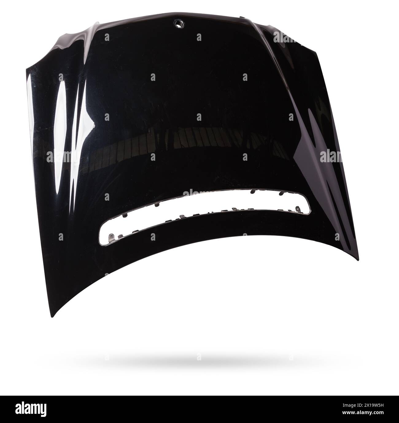 Schwarze Eisenhaube auf isoliertem Hintergrund in einem Fotostudio nach dem Färben und Glätten separat. Motorhaube in einem Autoservice zum Verkauf. Stockfoto