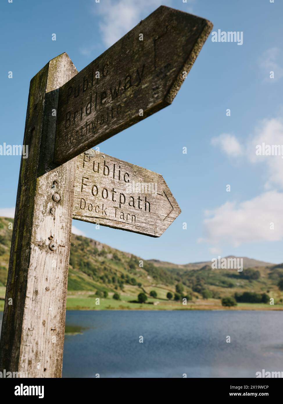 Das Schild für den öffentlichen Fußweg zum Dock Tarn in Watendlath, Lake District, Cumbria, England, Großbritannien Stockfoto