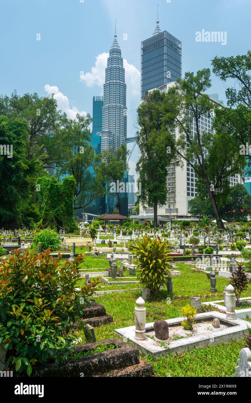 Versteckt in der Nähe von Jln Ampang und getrennt von Kampung Baru durch eine Autobahn ist eines der ältesten muslimischen Grabstätten von KL. Es ist beschattet von riesigen Banyans und Regen Stockfoto